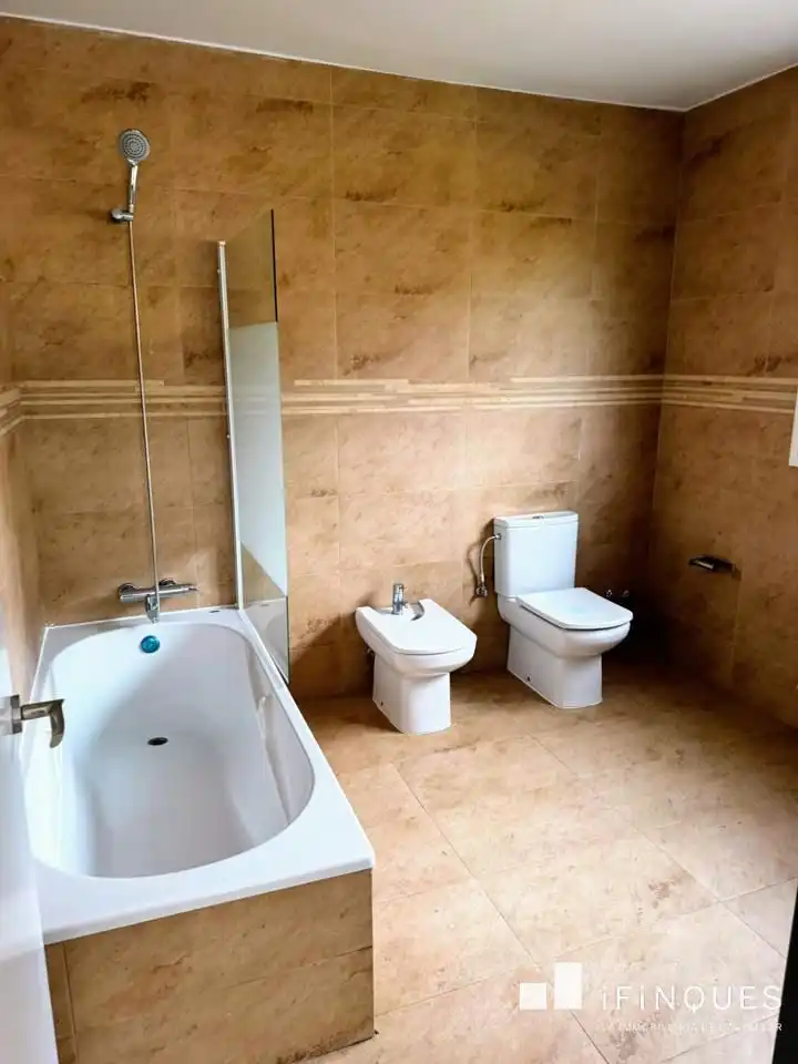 Bany de Casa o xalet en venda en Rubí amb Terrassa, Piscina i Internet