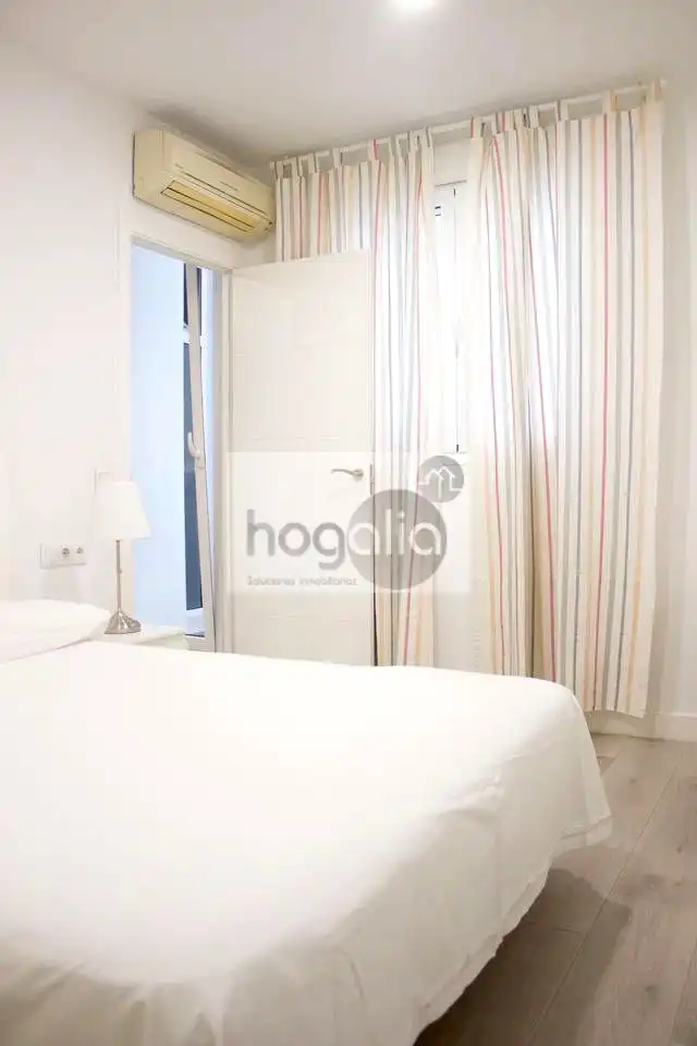 Bedroom of Flat for rent in Sevilla  with Air Conditioner and Furnished