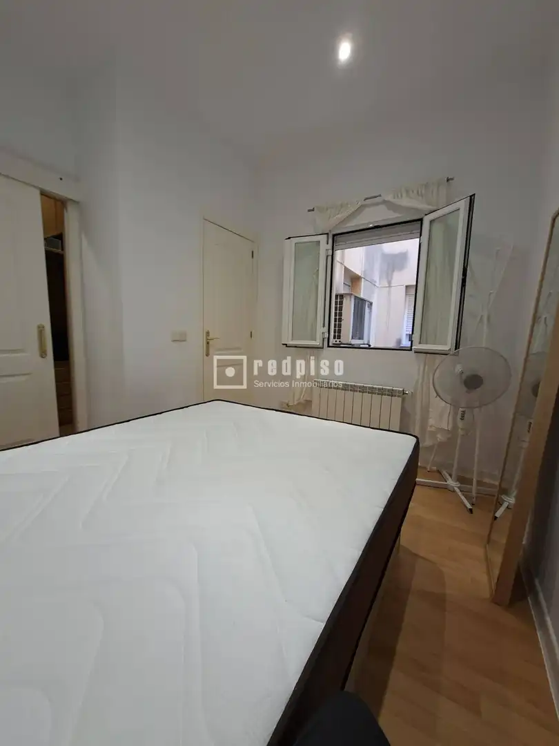 Bedroom of Flat for rent in Madrid  with Air Conditioner, Heating and Furnished