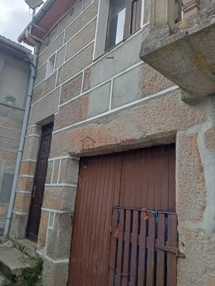 Außenansicht von Einfamilien-Reihenhaus zum Verkauf in Allariz mit Heizung, Terrasse und Abstellraum