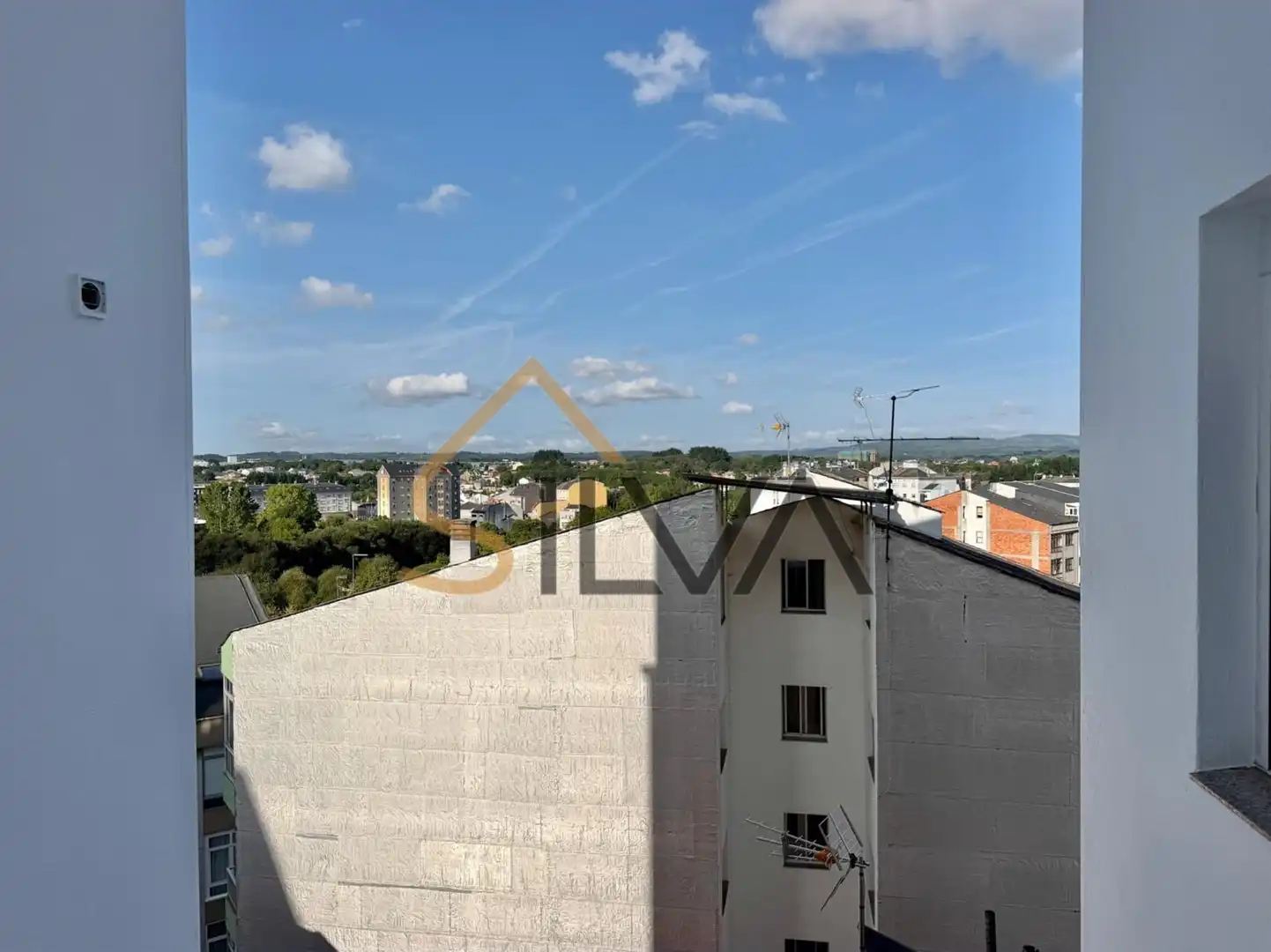 Vista exterior de Pis en venda en Lugo amb Parquet, Moblat i Balcó