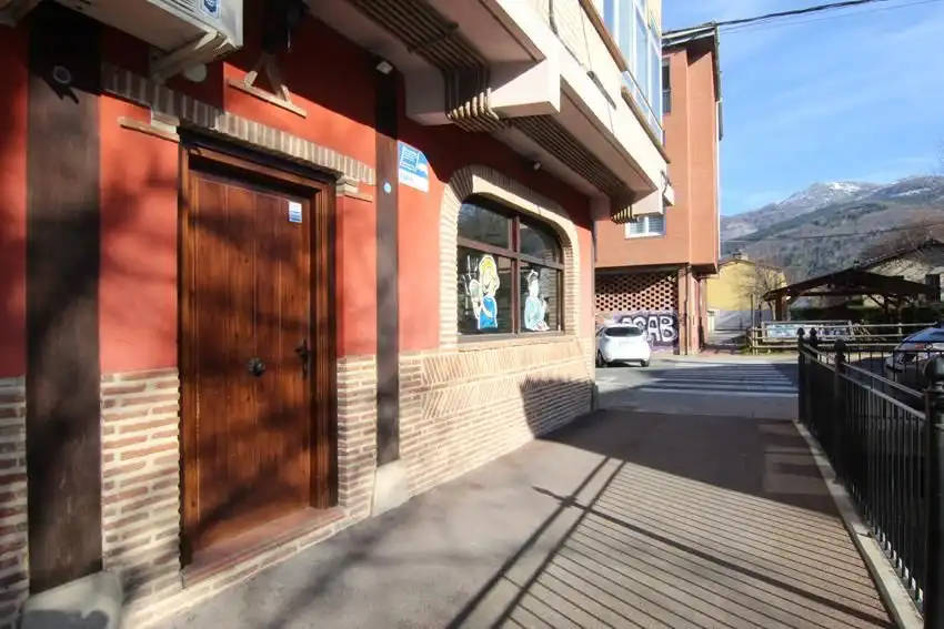 Vista exterior de Local en venta en Asparrena