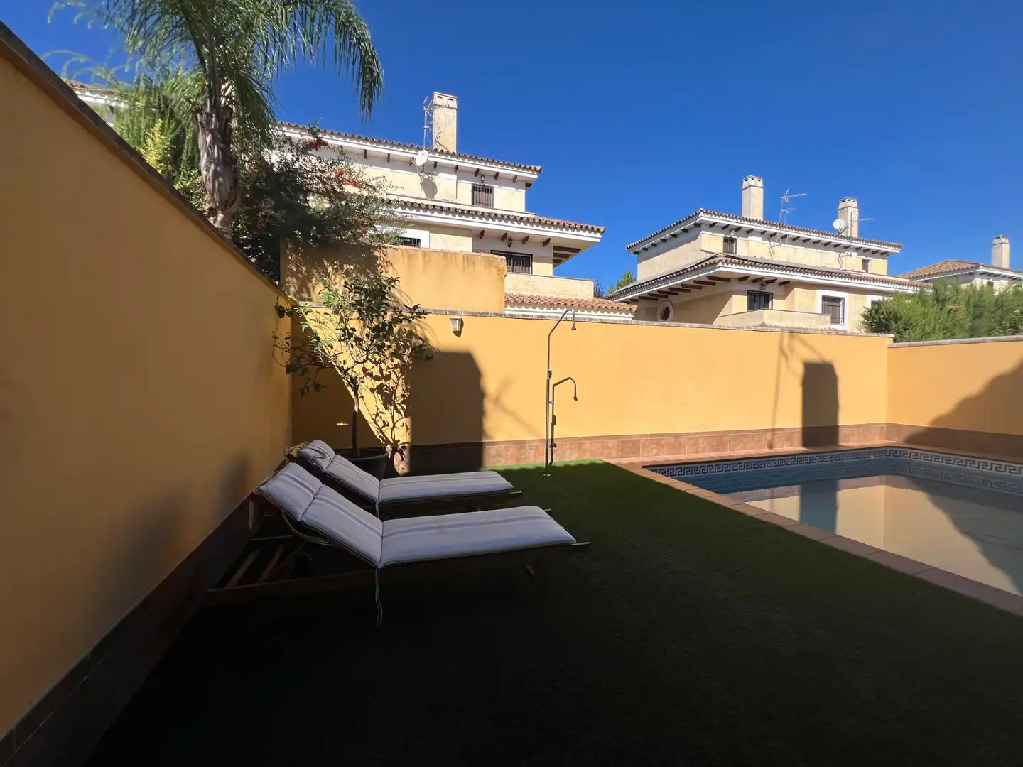 Jardí de Casa adosada en venda en Espartinas amb Aire condicionat, Calefacció i Jardí privat