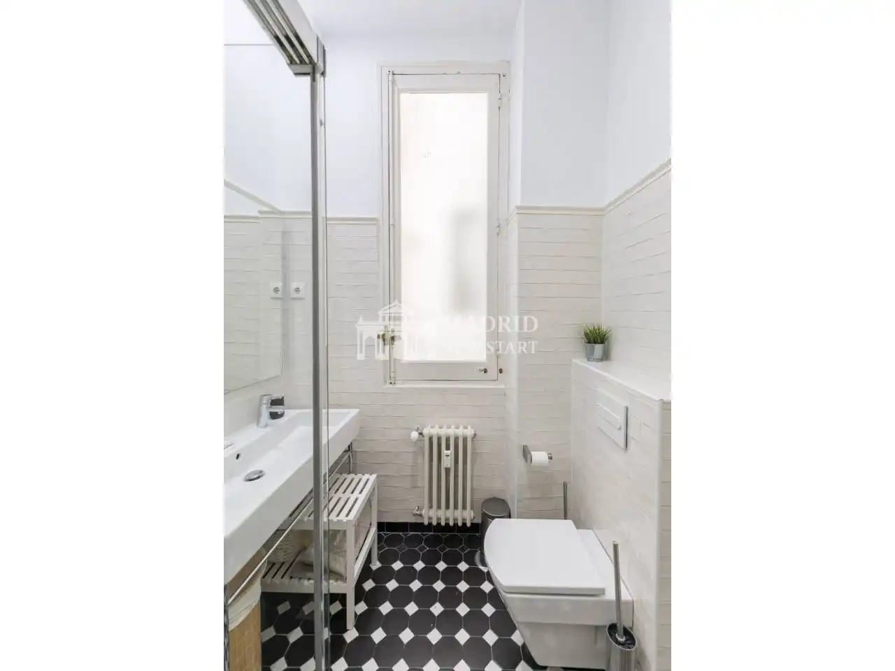 Bathroom of Flat for rent in Madrid  with Air Conditioner, Heating and Parquet flooring