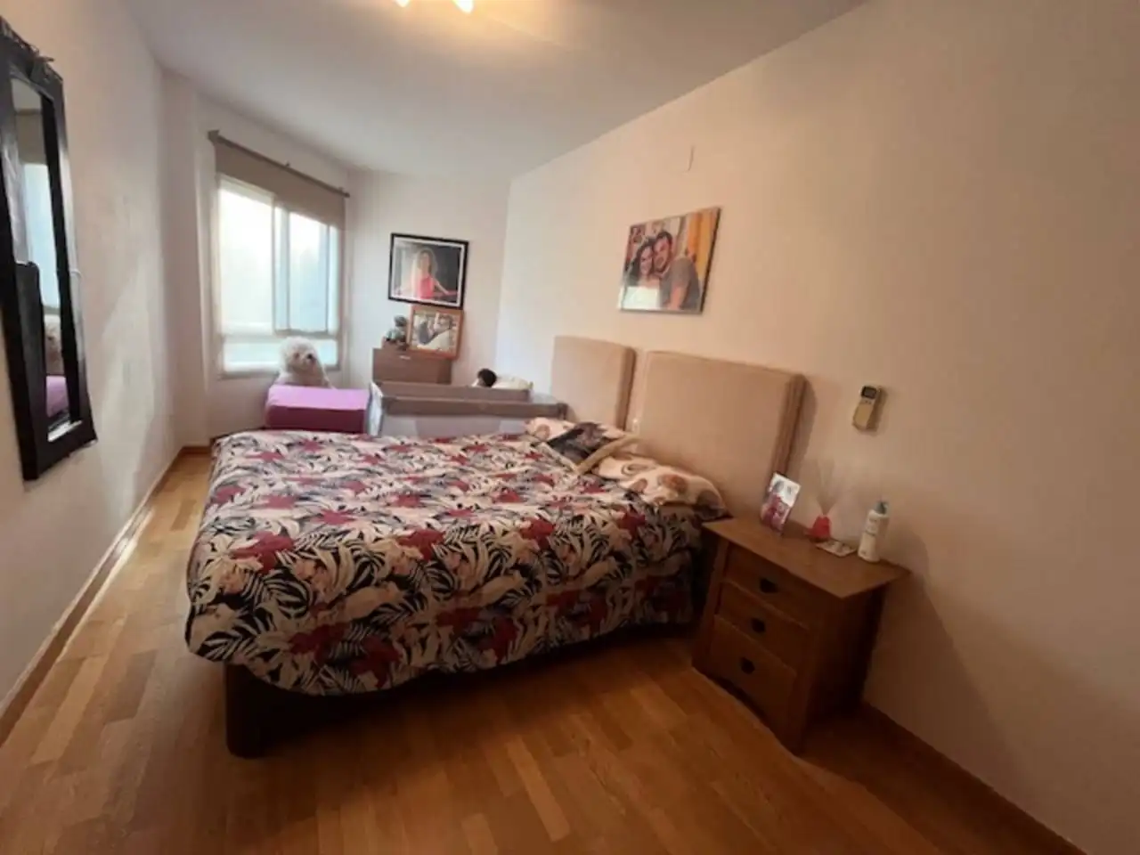 Schlafzimmer von Einfamilien-Reihenhaus zum Verkauf in Estepona mit Klimaanlage, Privatgarten und Parkett