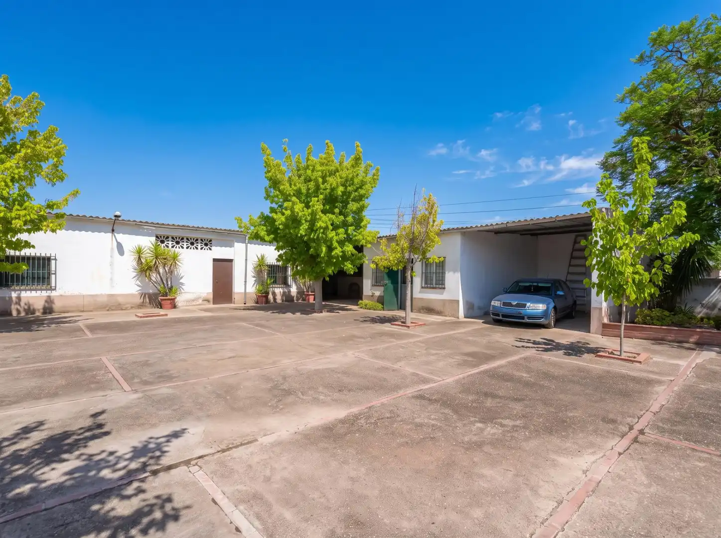 Vista exterior de Casa o xalet en venda en Carmona amb Jardí privat, Terrassa i Piscina