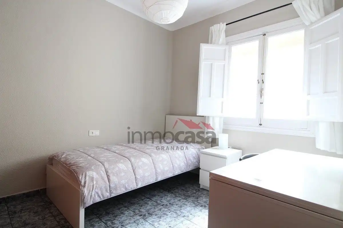 Bedroom of Flat for rent in Granada  with Air Conditioner, Heating and Furnished