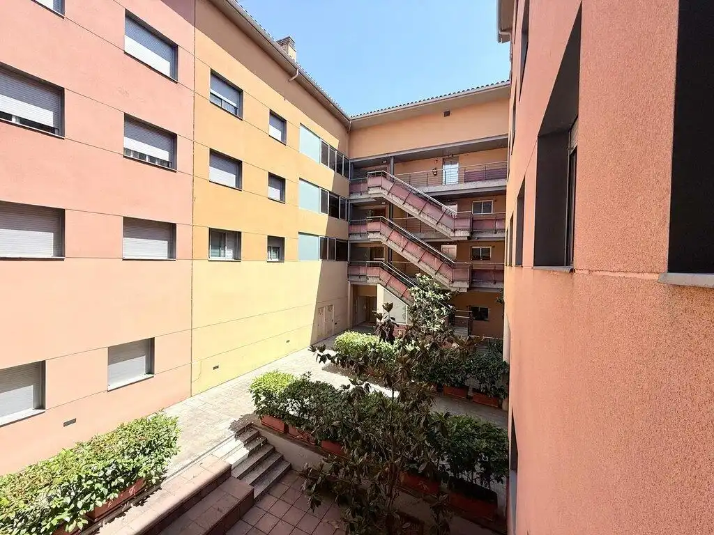 Außenansicht von Wohnungen zum Verkauf in Figueres mit Klimaanlage, Heizung und Terrasse