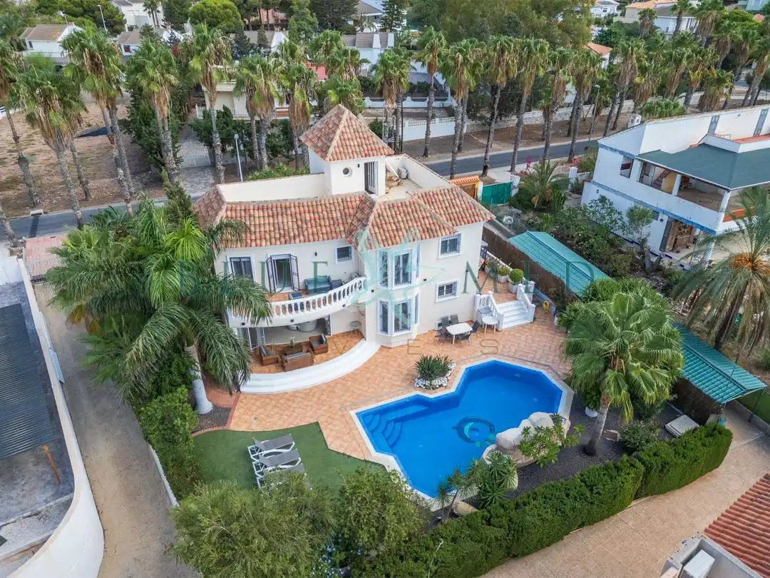 Villa con terrazza in vendita a Avenida del Oeste 1