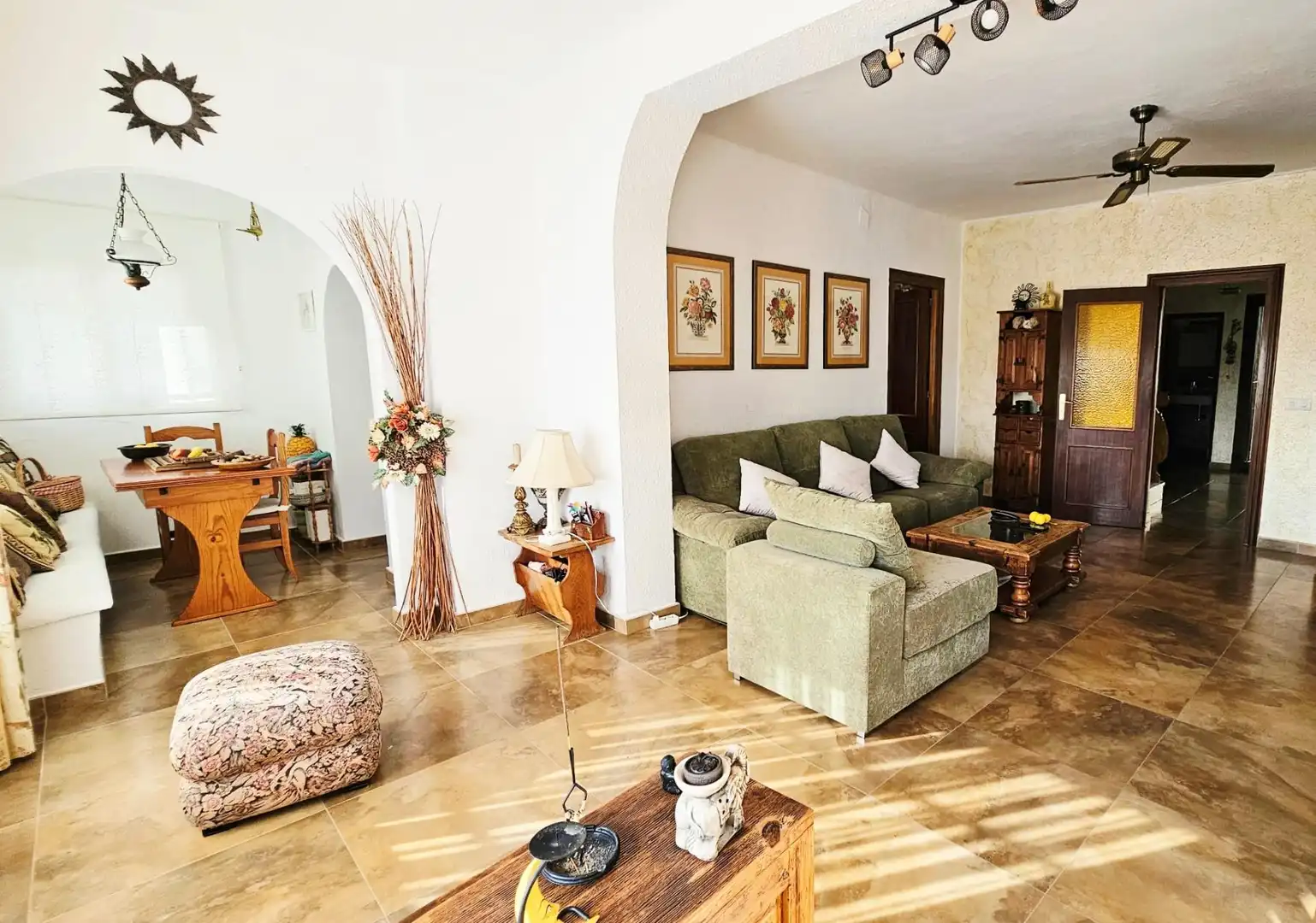 Sala de estar de Casa o chalet en venta en Marbella con Jardín privado, Terraza y Piscina comunitaria