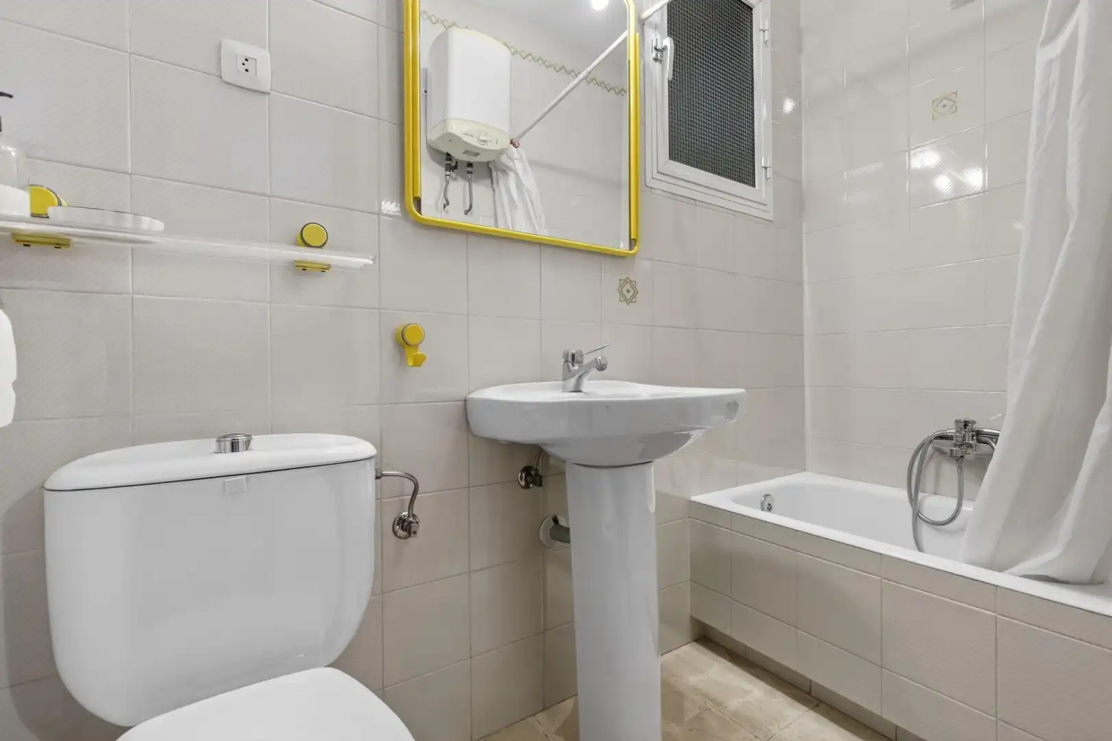 Bathroom of Houses for sale in Sevilla  with Air Conditioner, Terrace and Balcony