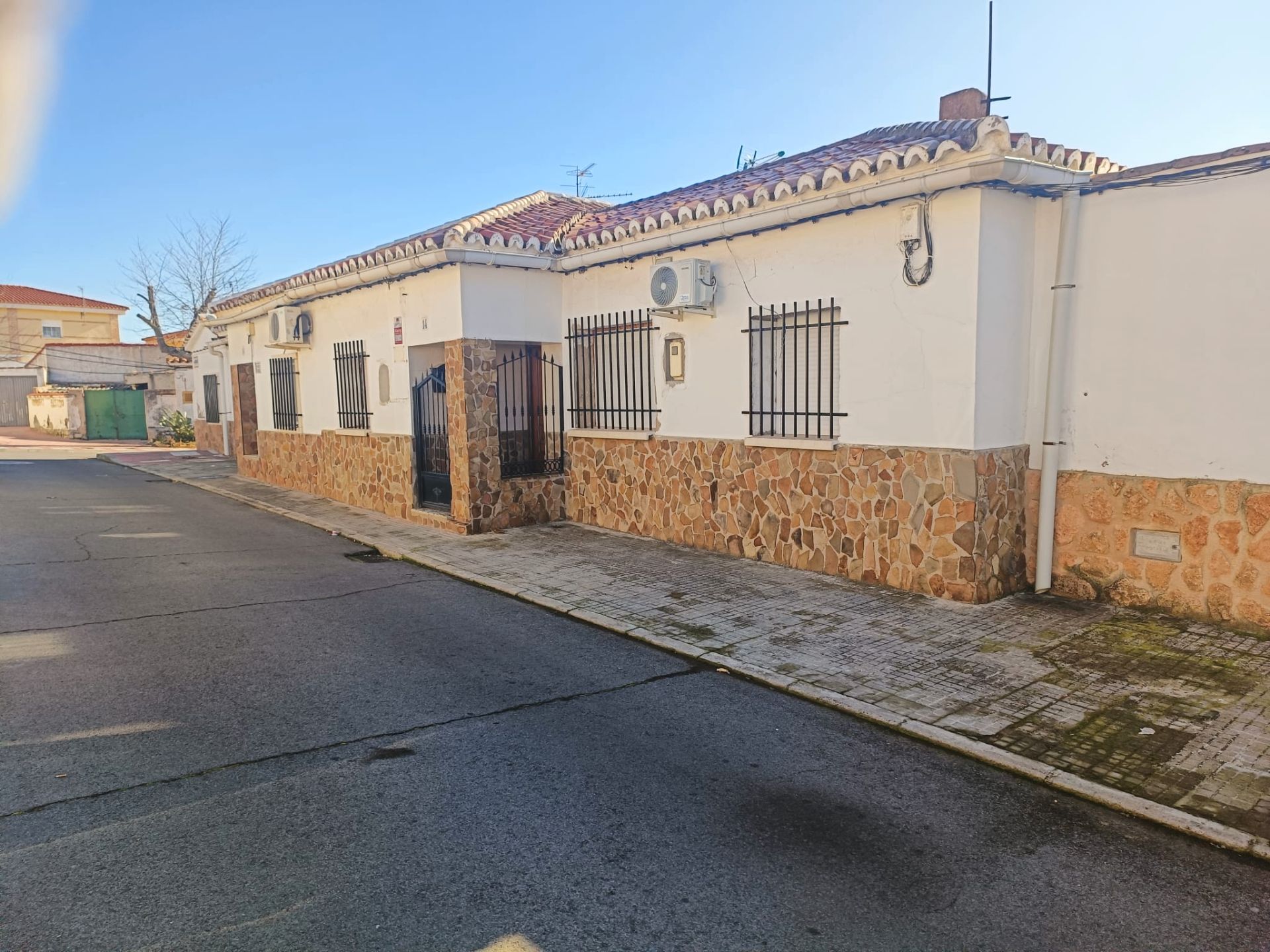 Vista exterior de Casa adosada en venda en Puertollano amb Aire condicionat
