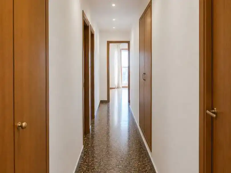 Flat for rent in  Valencia Capital  with Air Conditioner and Balcony