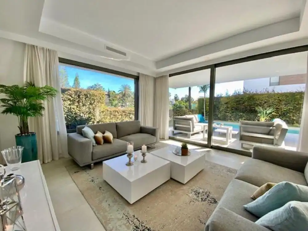 Sala d'estar de Casa o xalet de lloguer en Estepona amb Aire condicionat, Jardí privat i Terrassa
