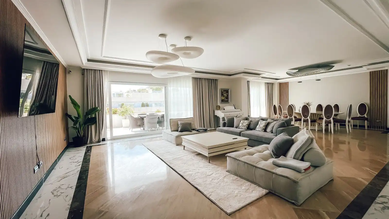 Sala d'estar de Àtic de lloguer en Marbella amb Aire condicionat, Terrassa i Moblat