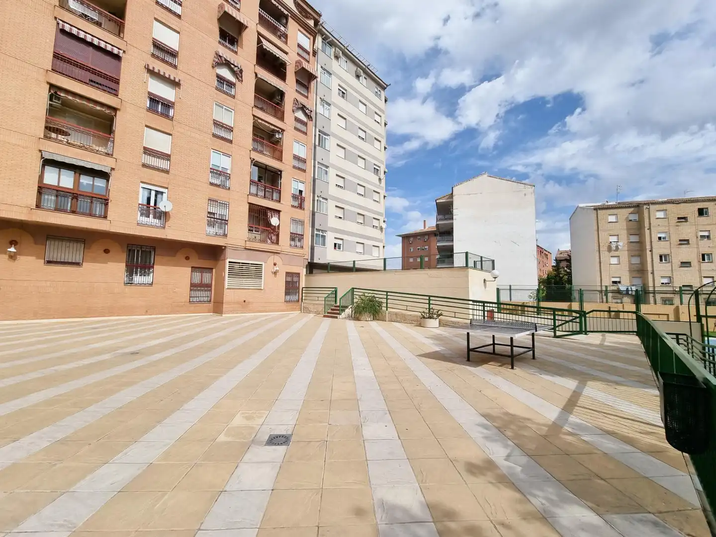 Piso en venta en Calle Manuel Caballero Venzalá, Renfe - Bulevar 1ª y 2ª Fase