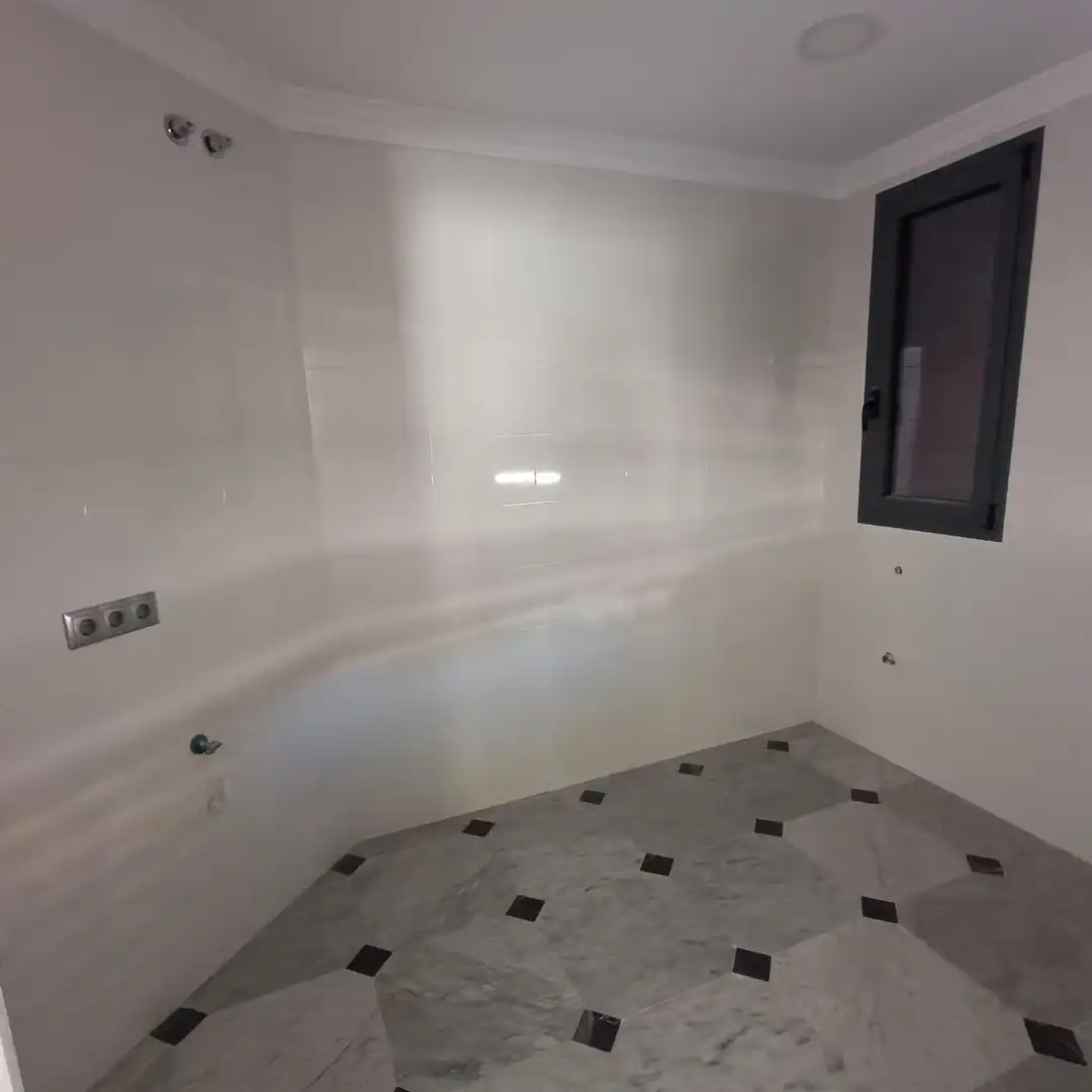 Badezimmer von Wohnung zur Miete in Sevilla mit Klimaanlage, Heizung und Privatgarten