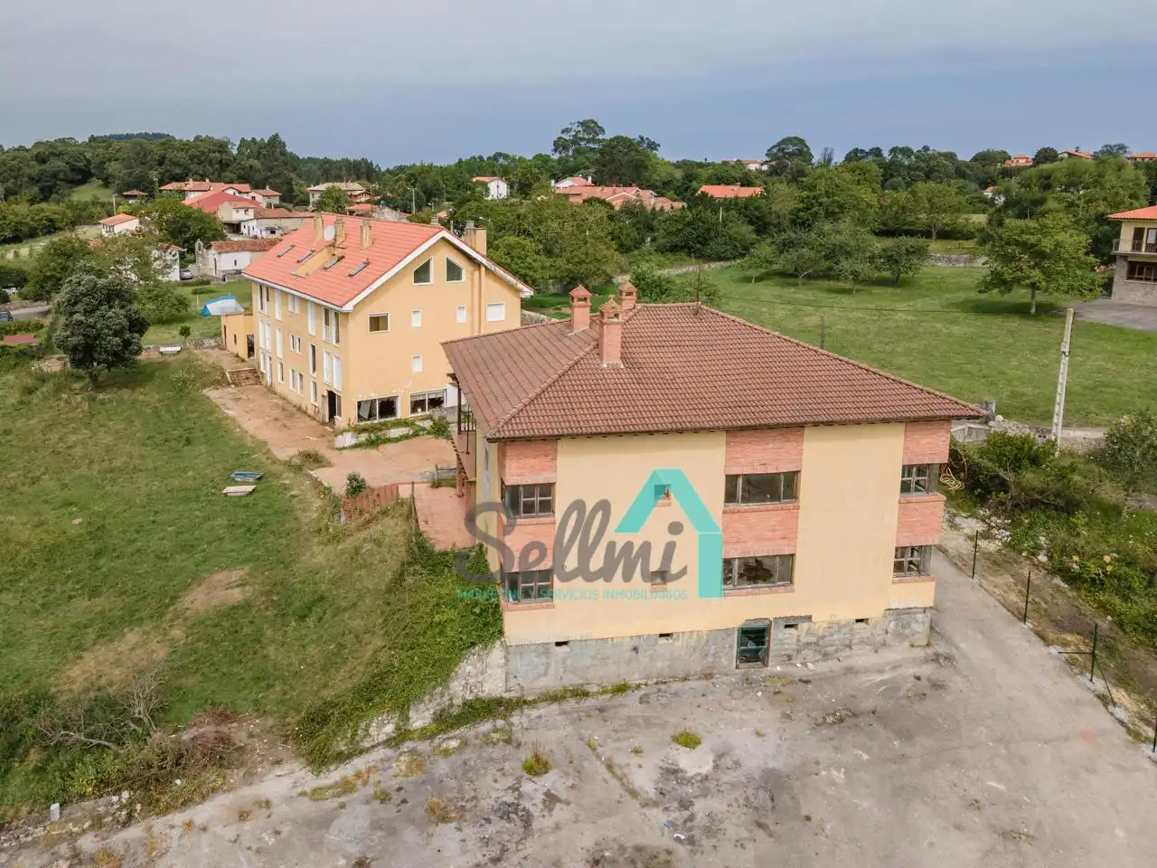 Vista exterior de Edifici en venda en Llanes