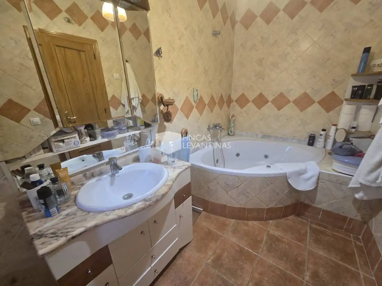 Bany de Casa o xalet en venda en Alicante / Alacant amb Jardí privat, Terrassa i Piscina