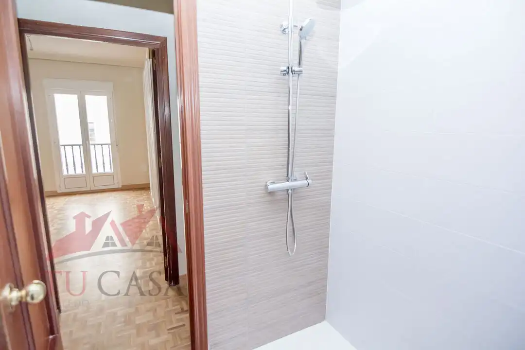 Baño de Piso de alquiler en Toledo con Balcón