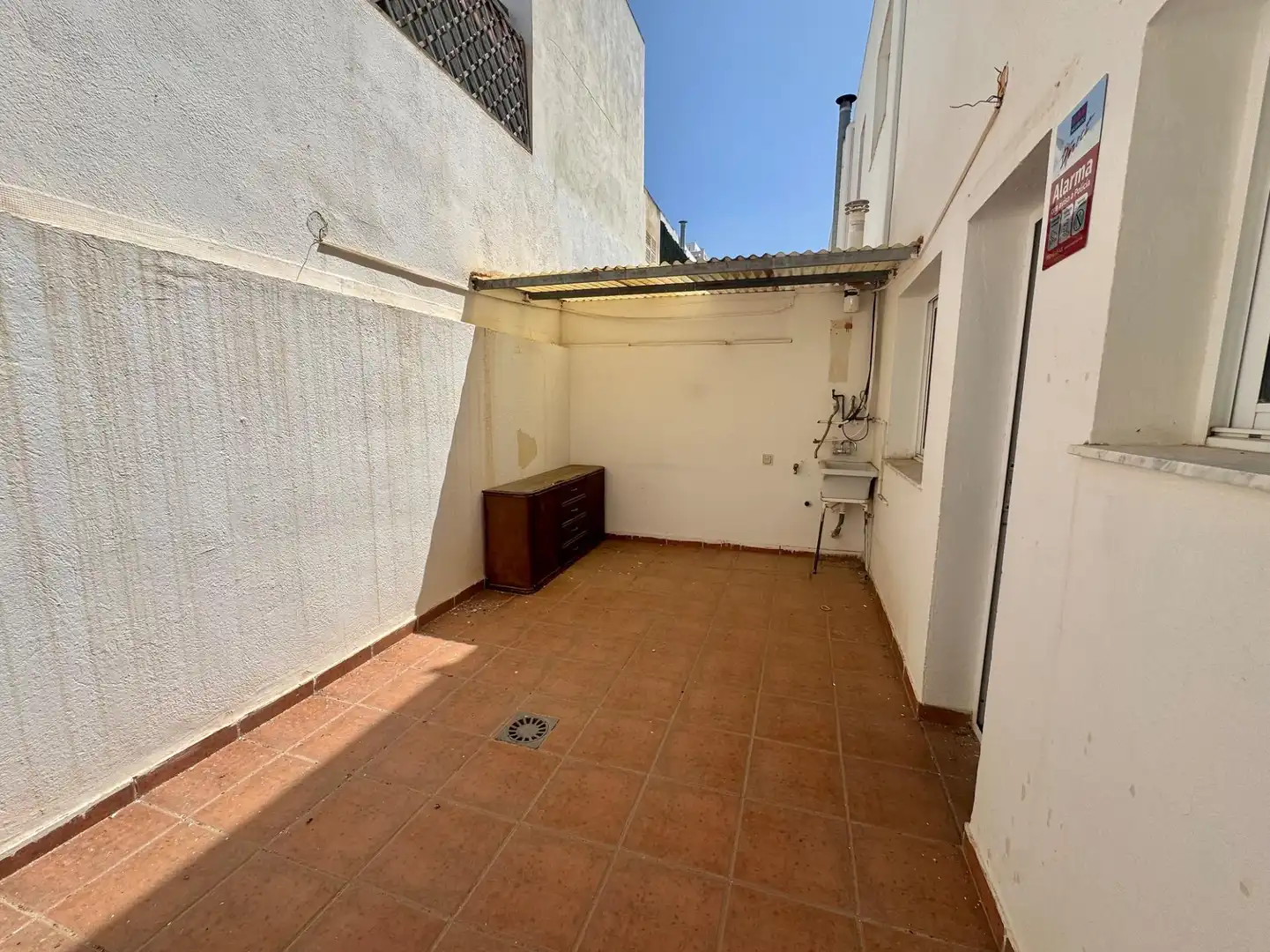 Vista exterior de Casa adosada en venda en Roquetas de Mar amb Terrassa i Piscina comunitària