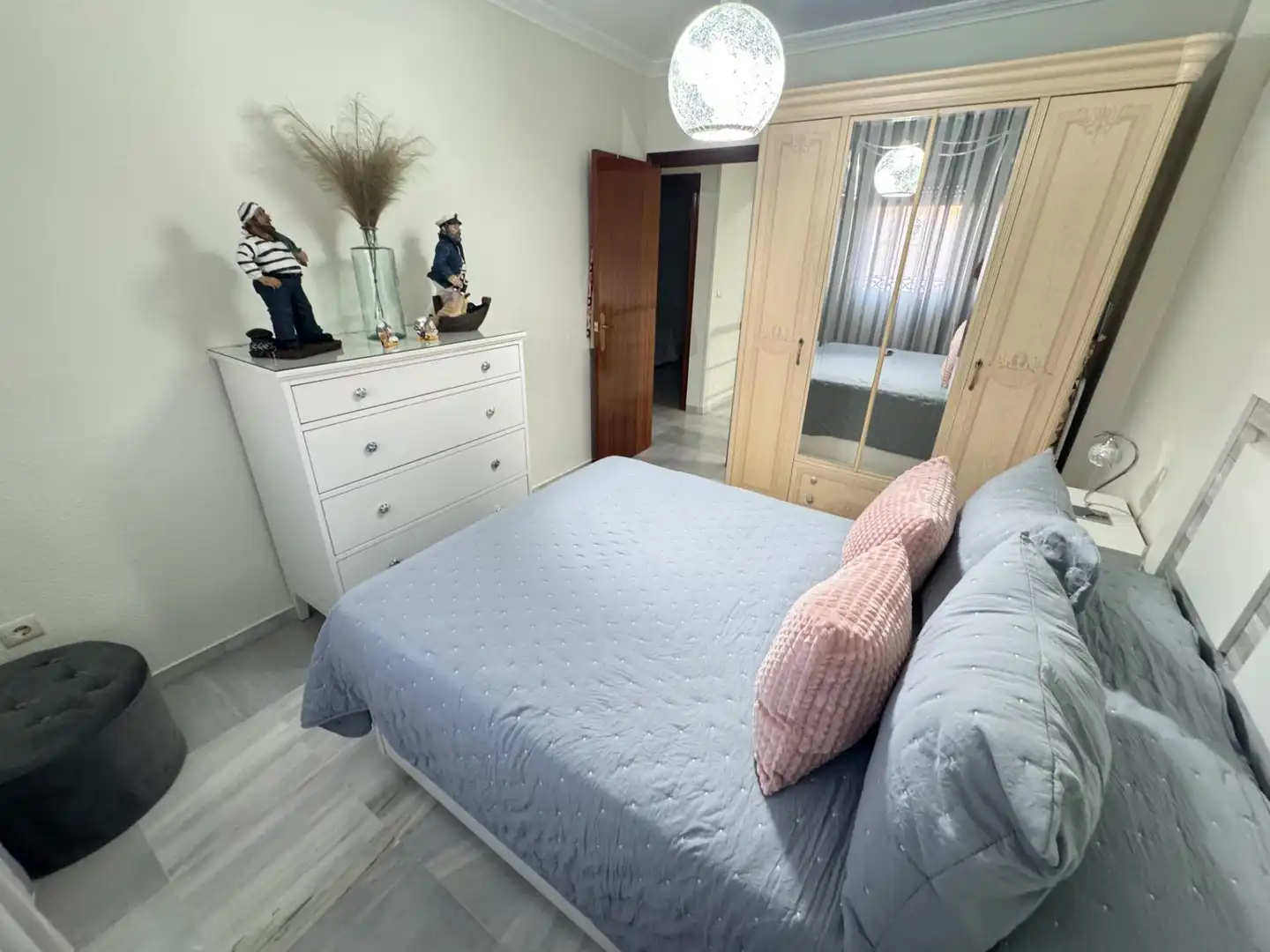 Dormitori de Casa adosada en venda en Dos Hermanas amb Aire condicionat