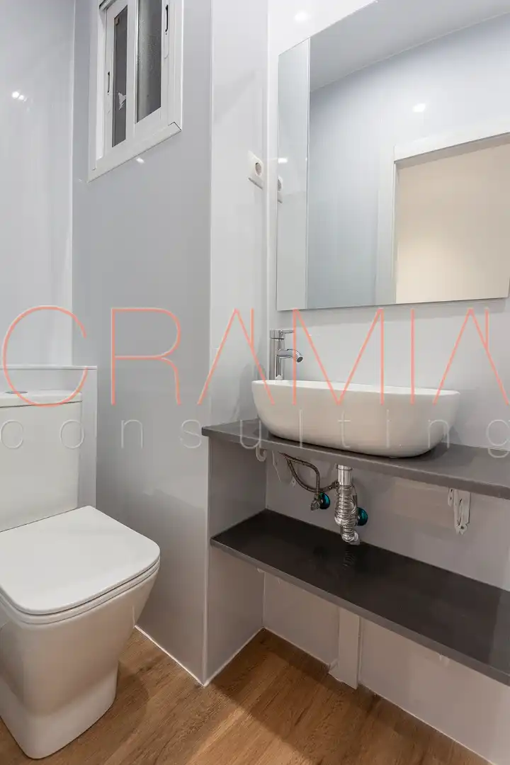 Baño de Piso en venta en L'Hospitalet de Llobregat con Terraza, Horno y Balcón