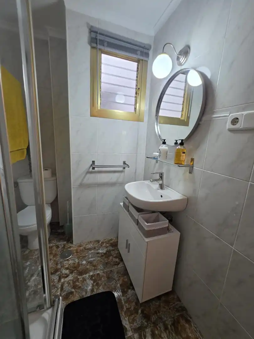 Bany de Pis per a compartir en Cartagena amb Balcó