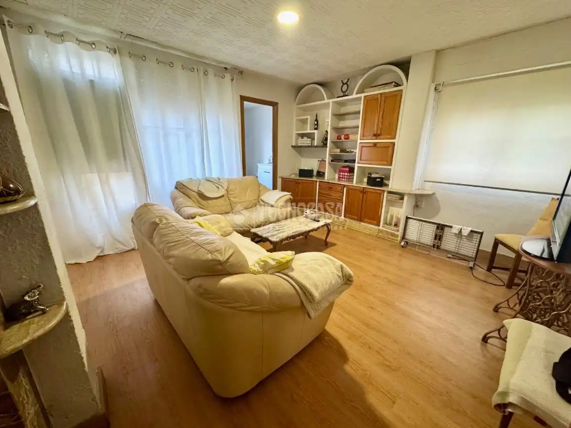 Wohnzimmer von Einfamilien-Reihenhaus zum Verkauf in Paterna mit Klimaanlage, Privatgarten und Abstellraum