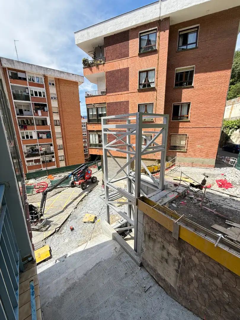 Vista exterior de Pis en venda en Bilbao  amb Calefacció, Terrassa i Moblat
