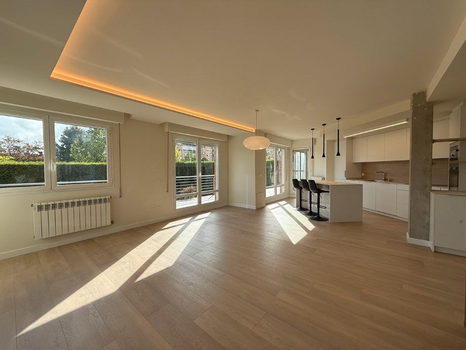 Sala d'estar de Casa o xalet en venda en Vitoria - Gasteiz amb Calefacció, Jardí privat i Parquet