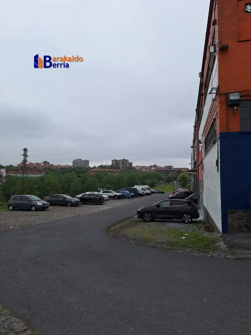 Parkplatz von Fabrikhallen zur Miete in Portugalete