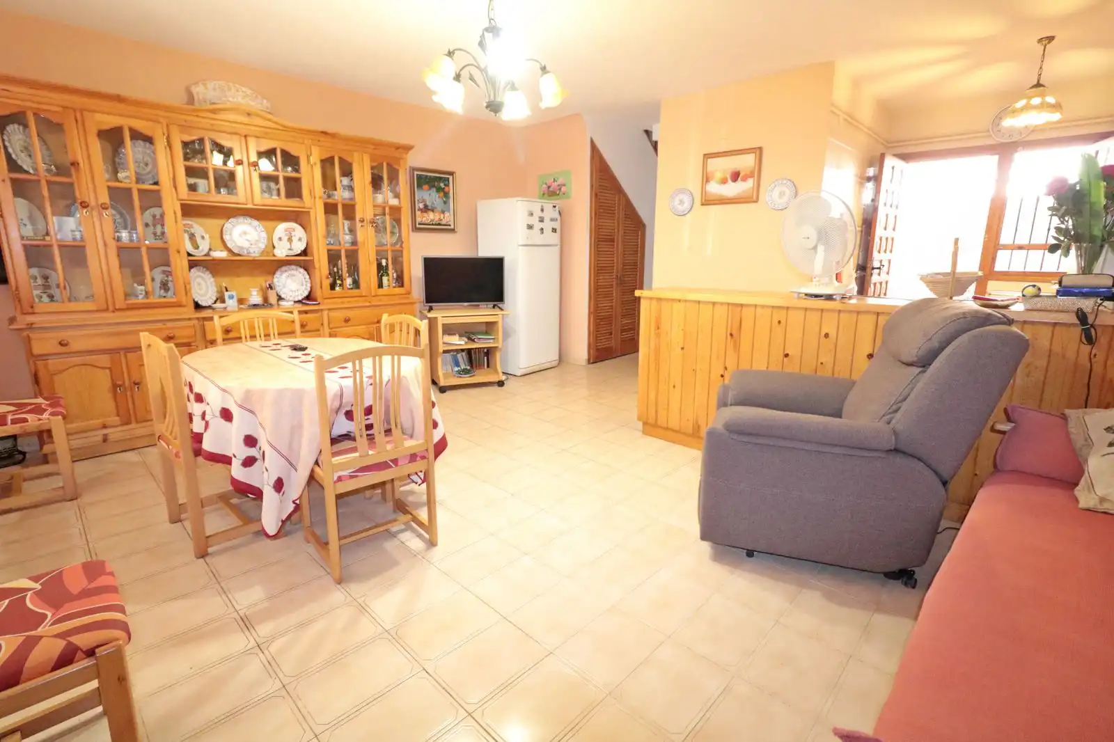 Sala d'estar de Casa adosada en venda en Torrevieja amb Jardí privat i Terrassa
