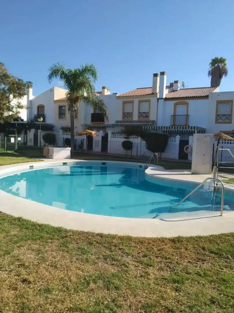 Piscina de Casa adosada en venda en Vélez-Málaga amb Aire condicionat i Balcó