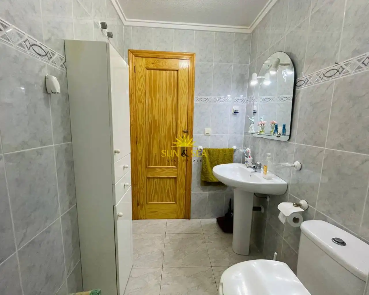 Bany de Apartament de lloguer en Torrevieja amb Terrassa, Moblat i Forn