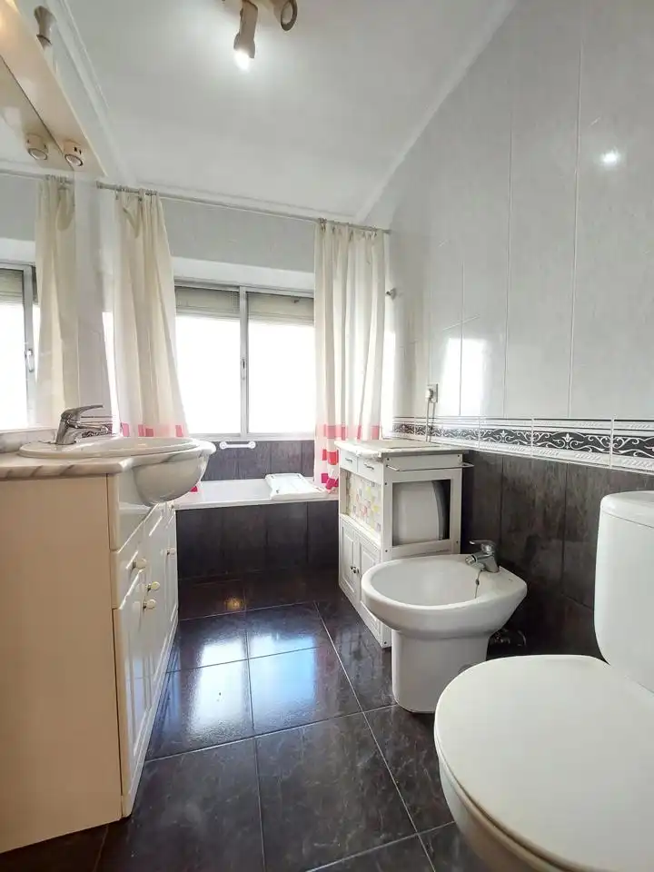 Badezimmer von Erdgeschoss zum Verkauf in Gijón  mit Heizung und Abstellraum