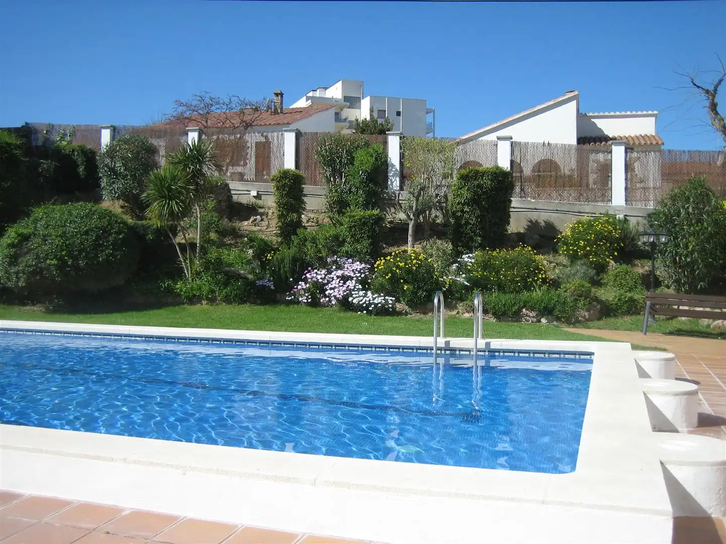 Piscina de Apartament en venda en L'Escala amb Calefacció, Jardí privat i Parquet