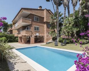 Vista exterior de Casa o xalet en venda en Castelldefels amb Aire condicionat, Calefacció i Jardí privat