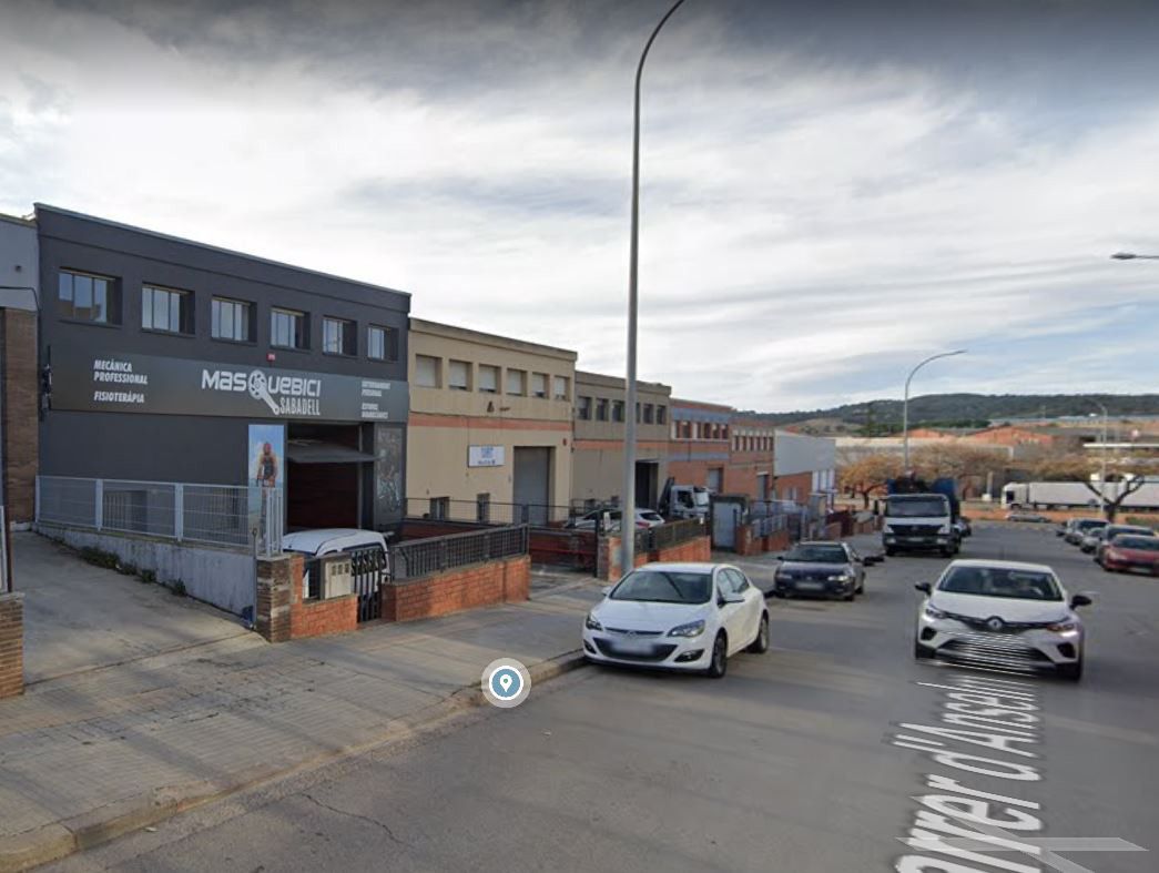 Vista exterior de Nau industrial de lloguer en Sabadell