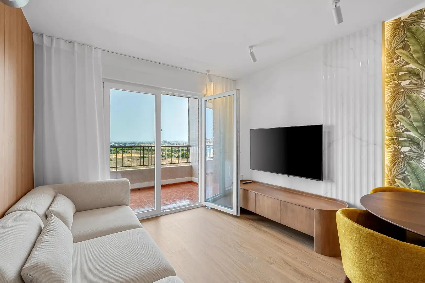 Sala de estar de Piso en venta en Torrevieja con Terraza, Piscina y Piscina comunitaria