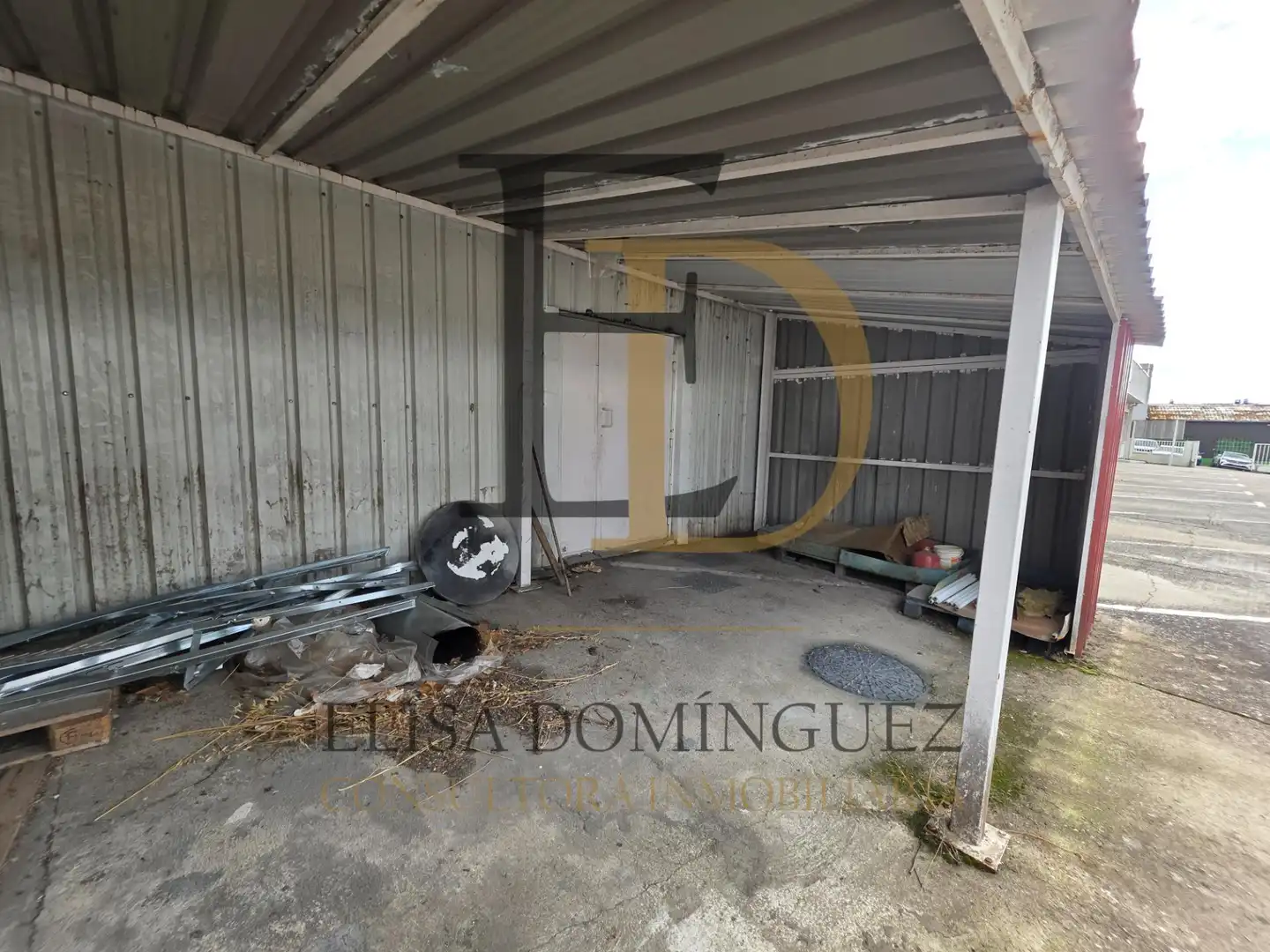 Parkplatz von Fabrikhallen zur Miete in Villares de la Reina, Salamanca