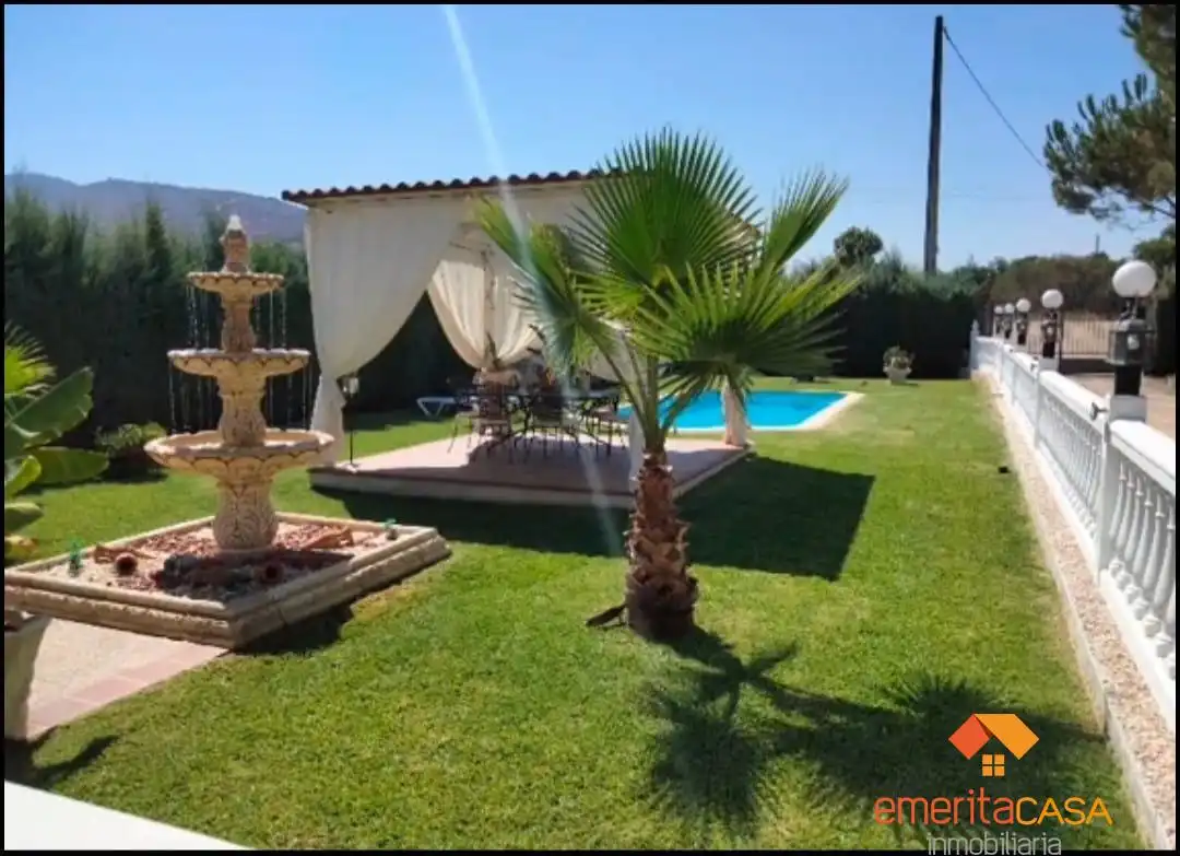 Jardí de Finca rústica en venda en Arroyo de San Serván amb Piscina