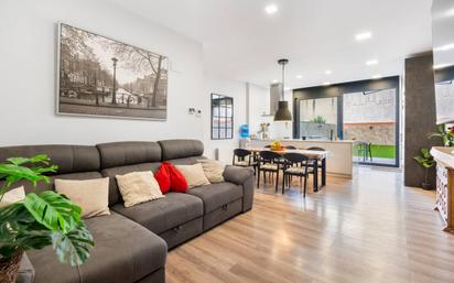 Sala d'estar de Casa adosada en venda en Terrassa amb Aire condicionat, Calefacció i Jardí privat