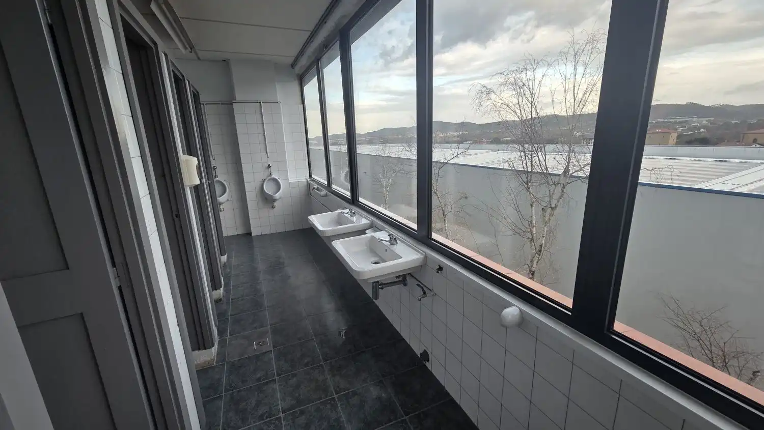Badezimmer von Büro zur Miete in Zamudio