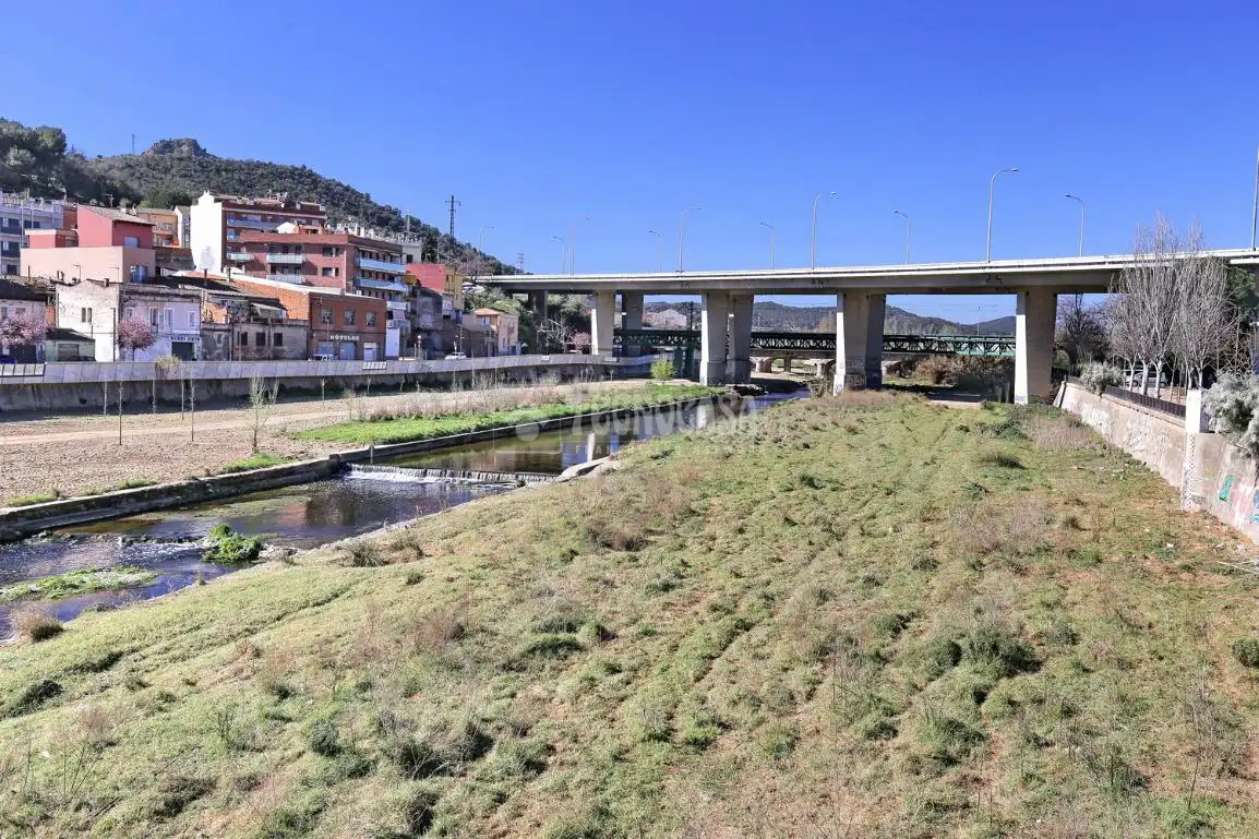 Vista exterior de Casa adosada en venda en Montcada i Reixac amb Balcó