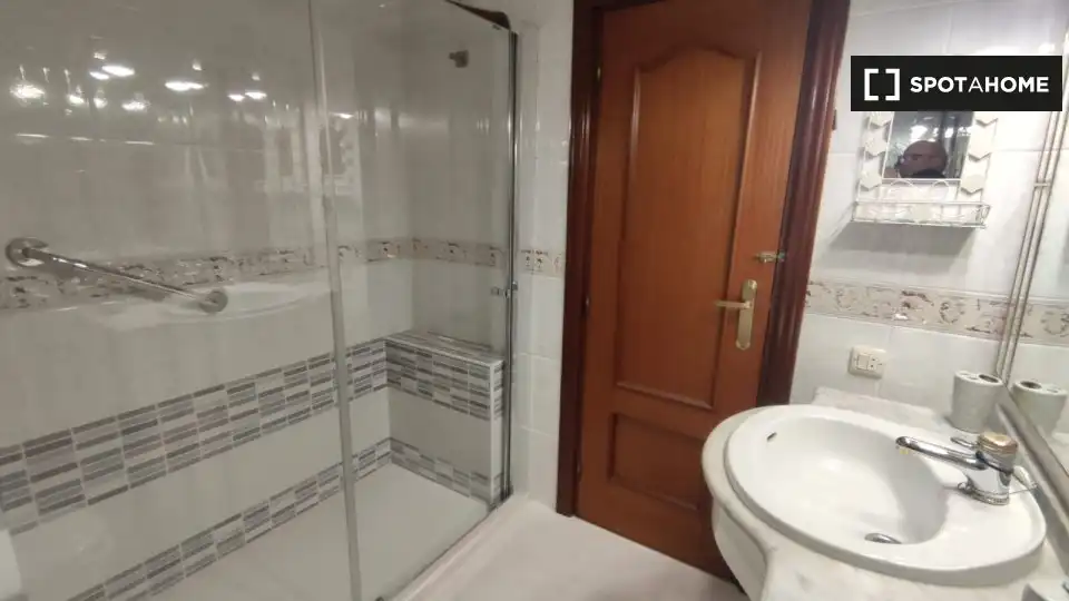 Bathroom of Flat for share in Alcalá de Henares  with Air Conditioner, Heating and Furnished
