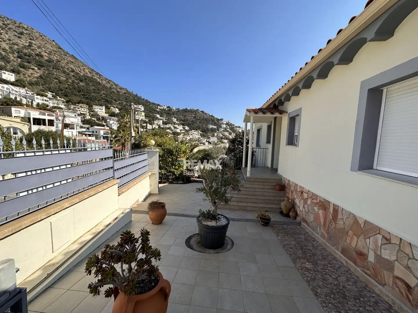 Vista exterior de Casa o xalet en venda en Roses amb Aire condicionat, Jardí privat i Piscina