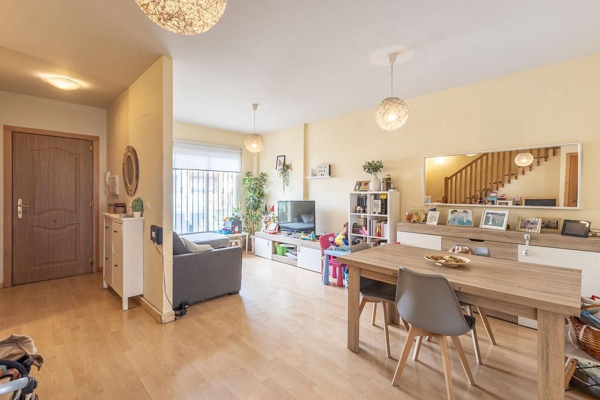 Sala d'estar de Casa adosada en venda en Churriana de la Vega amb Balcó