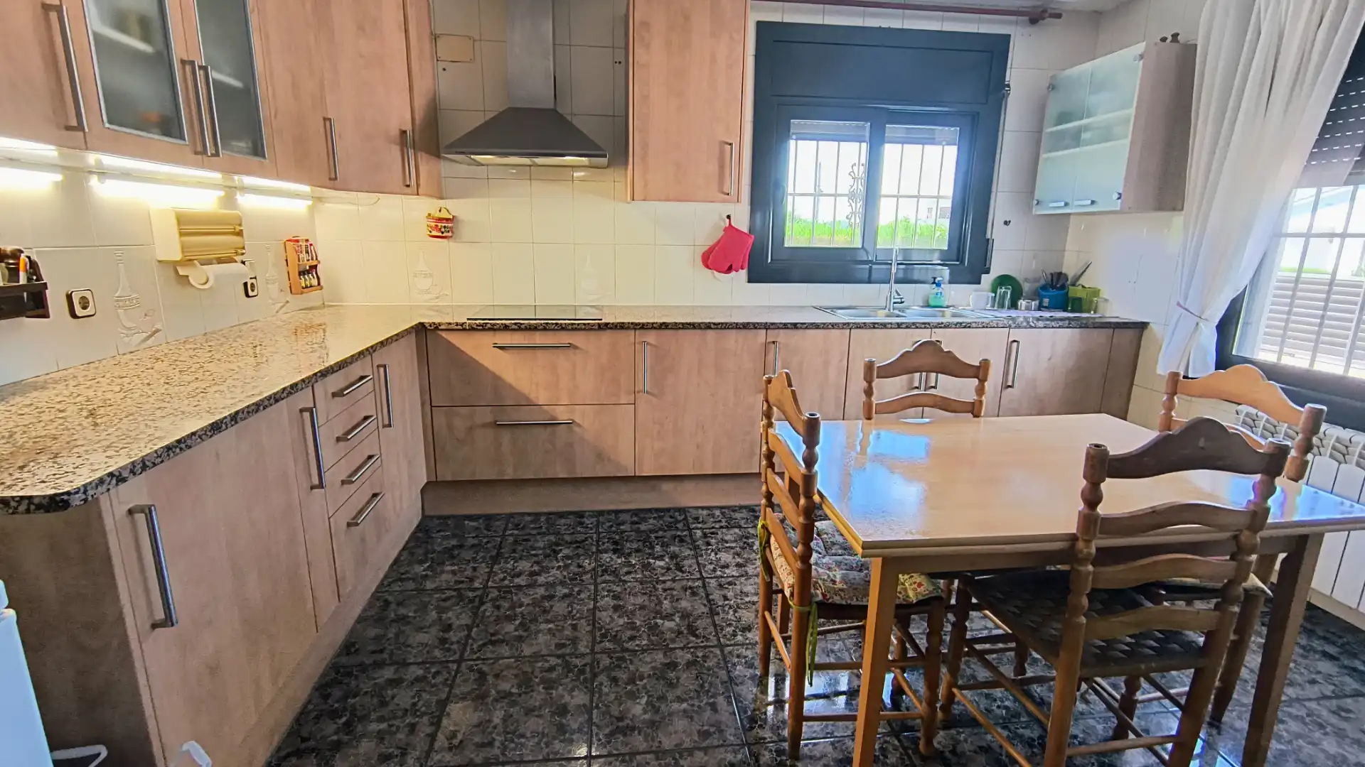 Cuina de Casa o xalet en venda en Llinars del Vallès amb Aire condicionat, Calefacció i Jardí privat