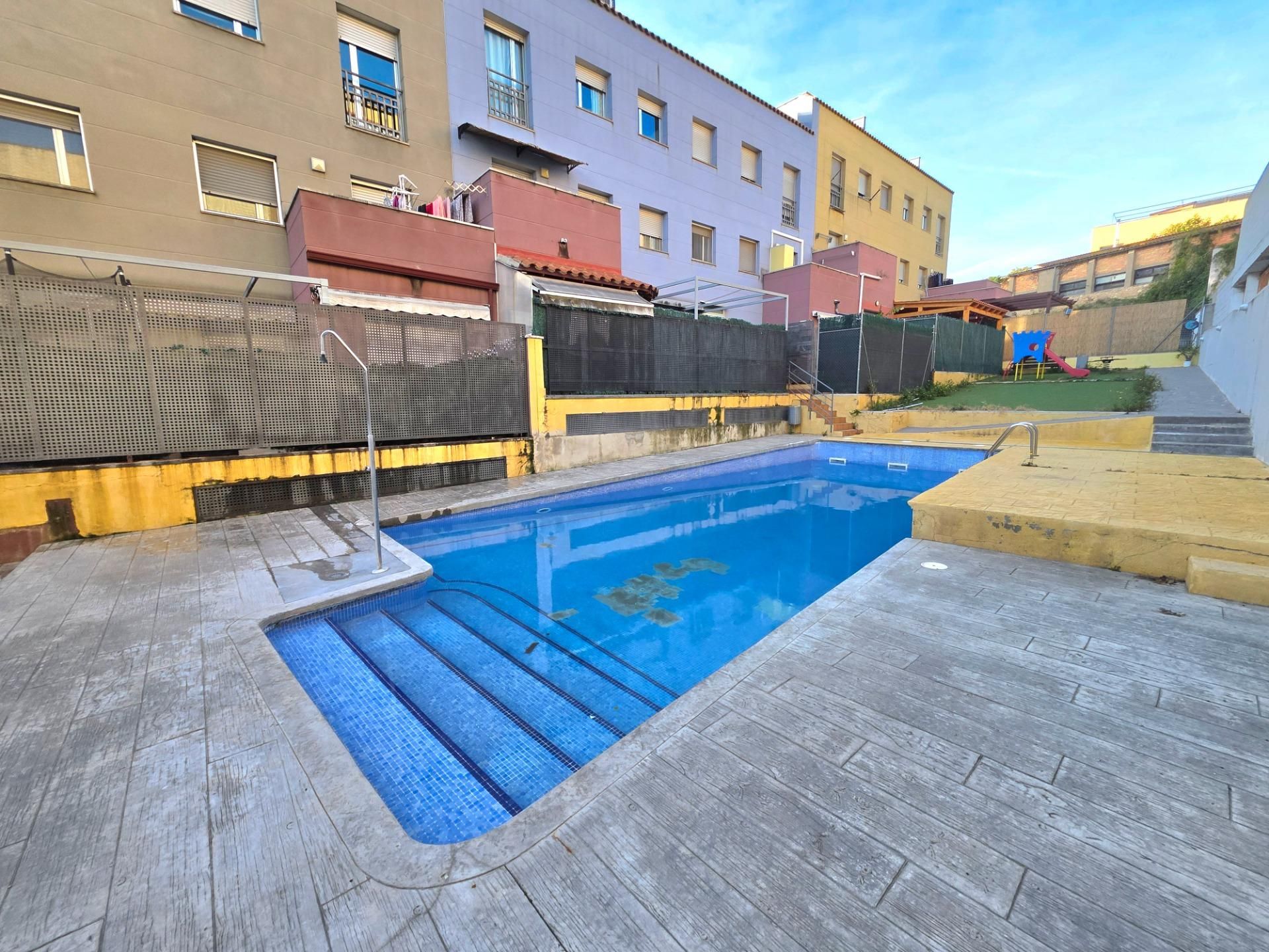 Piscina de Ático en venta en Els Pallaresos con Terraza, Trastero y Balcón